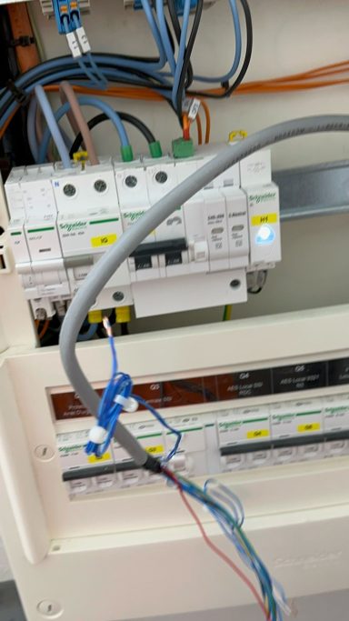 Chantier de rénovation avec installation électrique